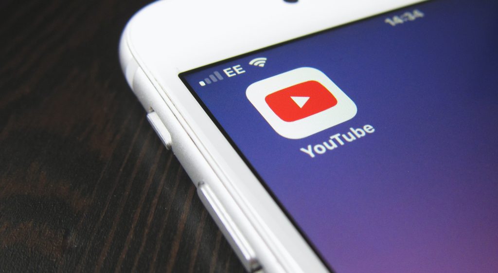 Móvil con App de Youtube primer plano