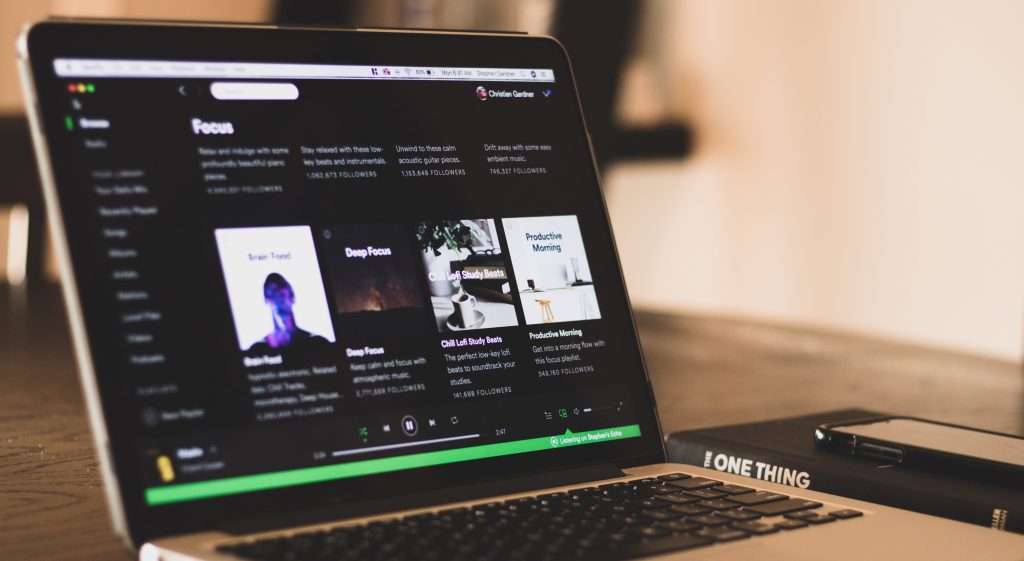 Ordenador con Spotify de fondo - aprende a subir tu música