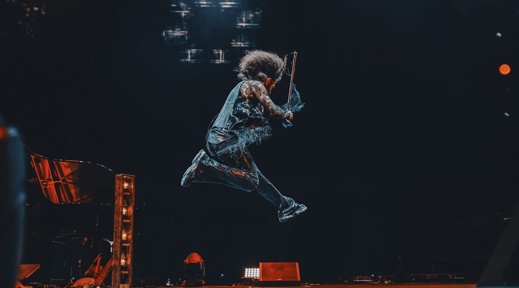 Ara Malikian Saltando durante un concierto